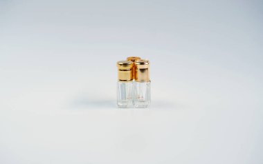 Beyaz arka planda kimliği olan bir adam.