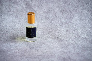 Beyaz arka planda kimliği olan bir adam.