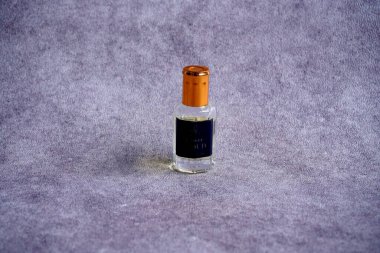 Beyaz arka planda kimliği olan bir adam.