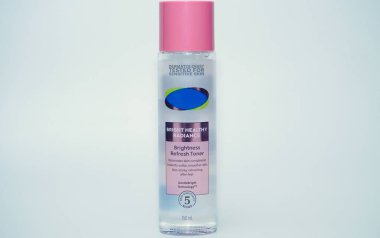 Beyaz arkaplanda izole edilmiş vücut losyonu ürünü markalaşma yok