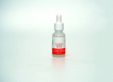 Sıvı serum düşürücü şişesi. Temel yağ arıtma konteynırı beyaz arkaplanda izole edildi