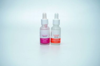 Sıvı serum düşürücü şişesi. Temel yağ arıtma konteynırı beyaz arkaplanda izole edildi