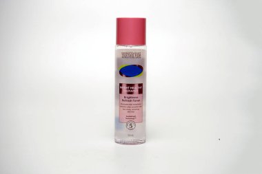 Beyaz arkaplanda izole edilmiş vücut losyonu ürünü markalaşma yok