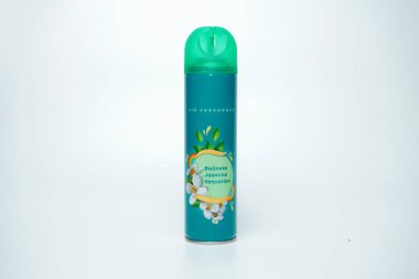 Beyaz arka planda yasemin çiçekli oda parfümü şişesi.