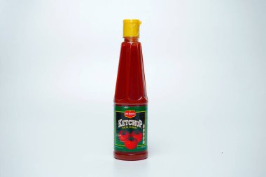 Bandung, Endonezya, 1 Ocak 2025: Beyaz arka planda izole edilmiş bir şişe DEL MONTE KETCHUP domates sosu