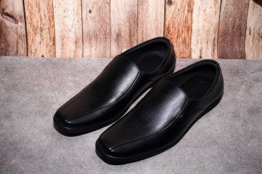 Beyaz arka planda siyah pantofel ayakkabılar, sıradan erkek ayakkabıları. resmi ayakkabılar