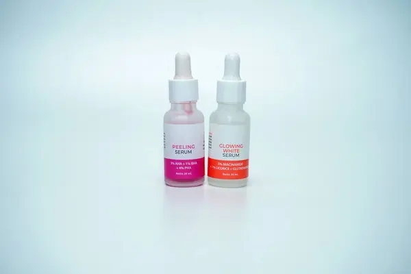 Sıvı serum düşürücü şişesi. Temel yağ arıtma konteynırı beyaz arkaplanda izole edildi