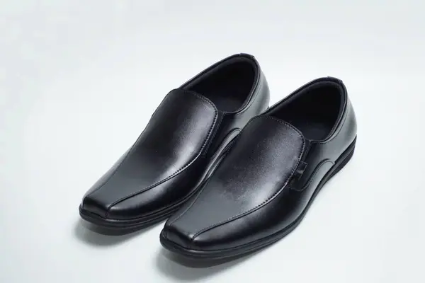 Beyaz arka planda siyah pantofel ayakkabılar, sıradan erkek ayakkabıları. resmi ayakkabılar