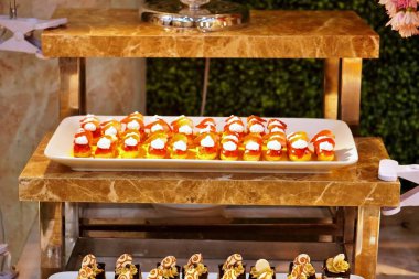 Parlak sarı renkli ve kremalı lezzetli ağız sulandırıcı kekler..