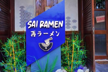 Restoran tabelası olan bir restoran işareti.