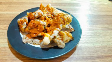 Sebze ve soslu kızarmış tavuk.