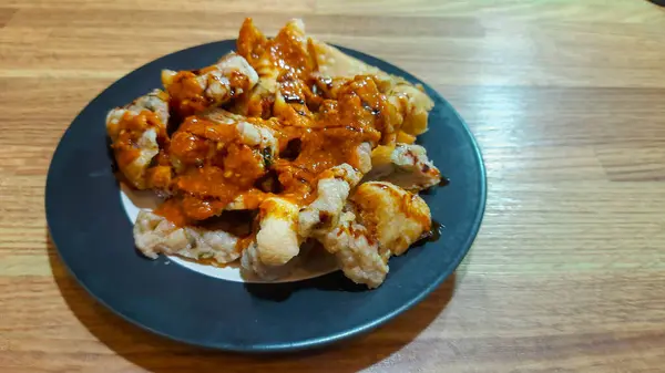 Kızarmış tavuk ve sos.