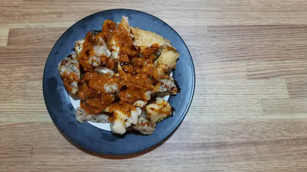 Baharatlı soslu kızarmış tavuğun yakın görüntüsü.