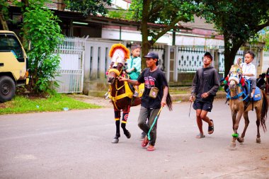 Süslü atlar ve sokakta biniciler..