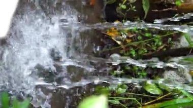 Yapay şelaleye yakın çekim, güzel doğa döngüsü olmayan dikişsiz.