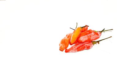 Beyaz izole edilmiş arka planda kırmızı biber. Kesme yolu olan acı biber..