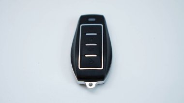 Beyaz arka planda uzaktan kumanda. Güvenlik kavramı.