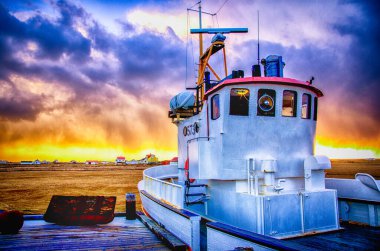 İzlanda 'da alacakaranlıkta balıkçı teknesi