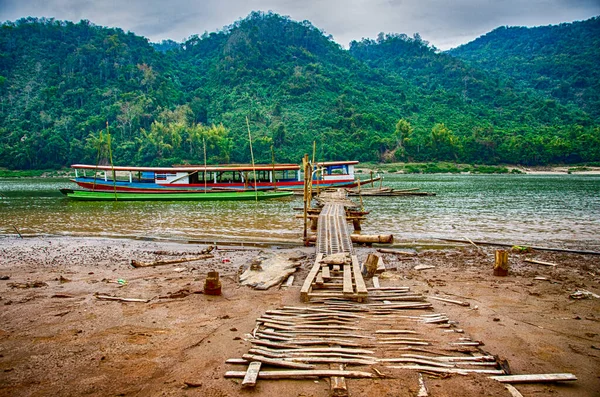 Luang Prabang, Laos 'taki nehir ve eski rıhtım.