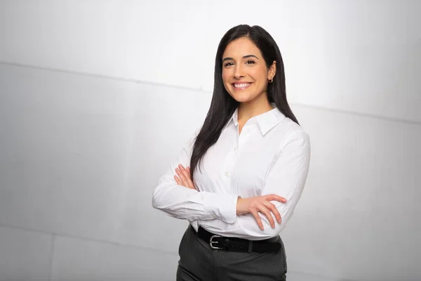 明るく明るい金融ビジネスの女性 ヒスパニックのエグゼクティブ Ceo 起業家 笑顔と腕で自信を持って立って交差 — ストック写真