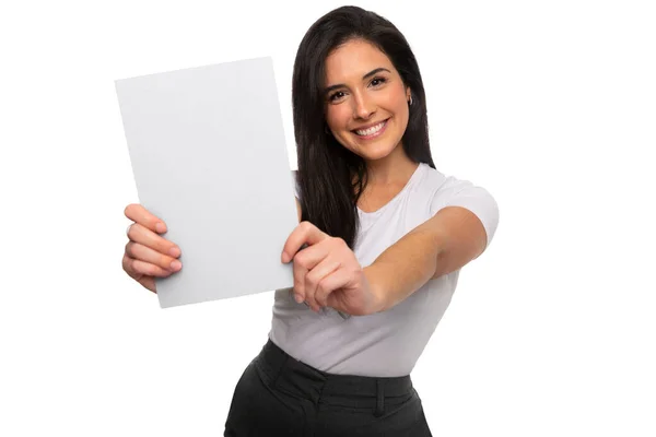 Mulher Morena Bonita Segurando Cartão Branco Branco Espaço Cópia Para — Fotografia de Stock