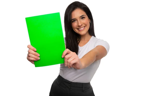 ブルネット女性モデル学生 陽気と興奮を保持するための空白の緑の画面カラーカード 広告プリントのための — ストック写真