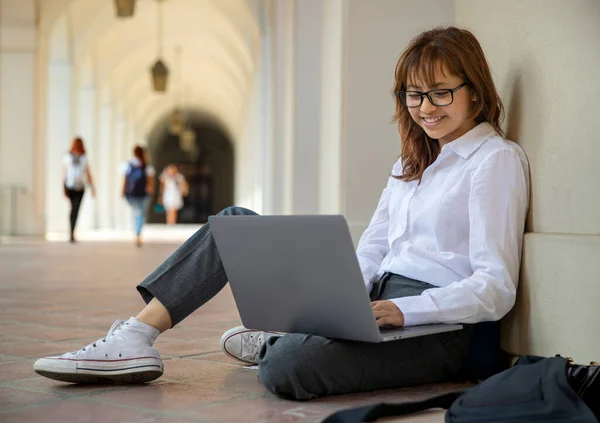 Επιχειρηματίας Φοιτητής Στο Φορητό Υπολογιστή Κάθεται Πανεπιστημιακές Αίθουσες Δίκαιο Οικονομικά — Φωτογραφία Αρχείου