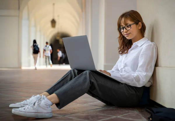 Üniversite Kampüsündeki Üniversite Öğrencisi Koridorda Dizüstü Bilgisayar Kullanıyor — Stok fotoğraf