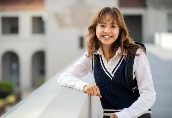 Portret Młodego Wielonarodowego Studenta Pacific Islander Uśmiechniętego Plecakiem Kampusie Uniwersyteckim Obrazek Stockowy