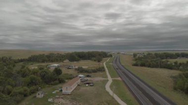 Otoyolda giden araçlar ve arabalar Pine Ridge Rezervasyon Yolu 'ndan geçiyor.