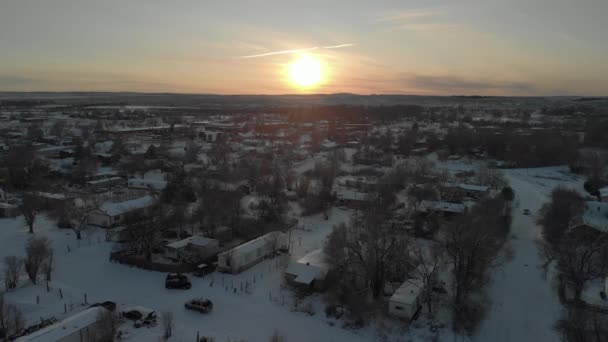 Ηλιοβασίλεμα Εναέρια Άποψη Των Χειμερινών Σπιτιών Και Των Ρυμουλκουμένων Στο — Αρχείο Βίντεο