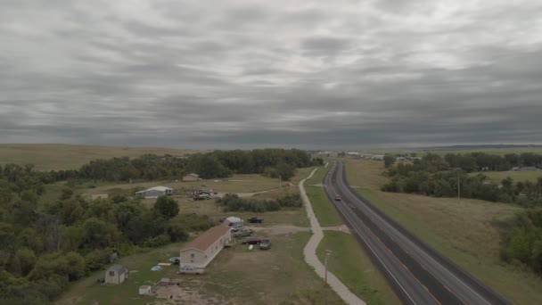 Veículos Carros Dirigindo Estrada Que Atravessa Pine Ridge Reservation Road — Vídeo de Stock