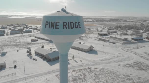 Słynna Wieża Wodna Pine Ridge Pośród Zakrytych Śniegiem Domów Rezerwatu — Wideo stockowe