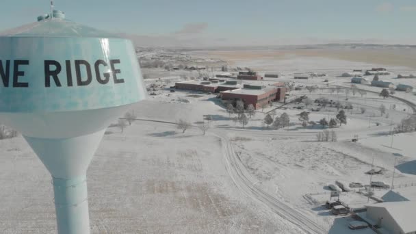 Lot Kierunku Budynku Szpitala Ihs Snowy Krajobraz Pine Ridge Wieżą — Wideo stockowe