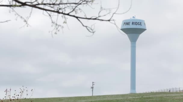 Pine Ridge Reservation Road Áthaladó Autópályán Közlekedő Járművek Autók Drónantenna — Stock videók
