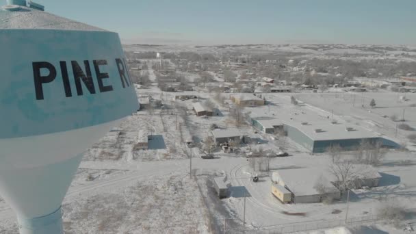 Ikonická Vodárenská Věž Pine Ridge Uprostřed Zasněžených Rezervačních Domů — Stock video