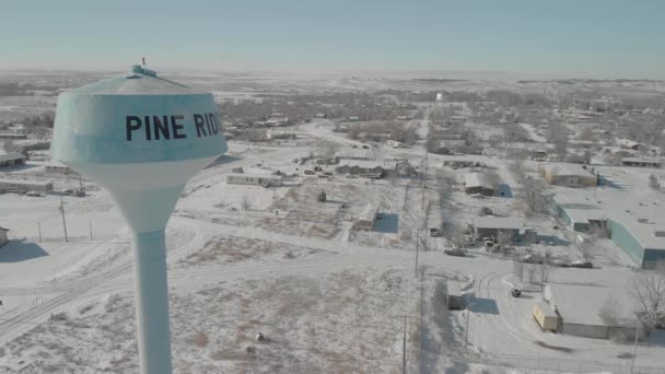 パインリッジの冬 インディアン居留地のウォータータワー コミュニティを見渡す — ストック動画