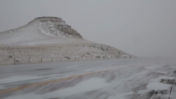 Χειμωνιάτικη Καταιγίδα Φυσάει Και Σαρώνει Χιόνι Παγωμένη Εθνική Οδό Στην — Αρχείο Βίντεο