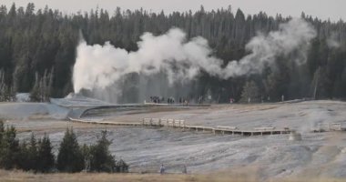 Seyirciler Yellowstone 'daki Doğal Buhar Hamamlarına Bakıyorlar