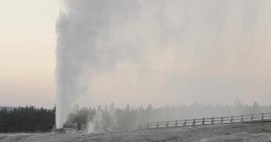 Doğa 'nın Buharı, bir gayzer patlayarak suyu havaya uçuruyor, Yellowstone Termal Bölgesi' nde Ziyaretçileri Gösteriyor