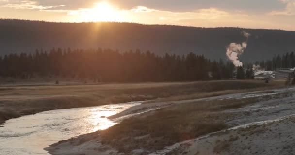 Tranquil Yellowstone Τοπίο Ατμού Καλύπτει Τον Ήλιο Πρωί — Αρχείο Βίντεο