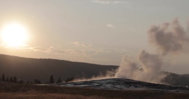 黄石公园上的日出 蒸蒸日上 来自间歇泉 轮廓分明的自然 — 图库视频影像