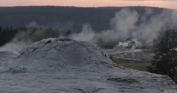 Cálido Resplandor Del Amanecer Sobre Los Géiseres Activos Yellowstone — Vídeo de stock