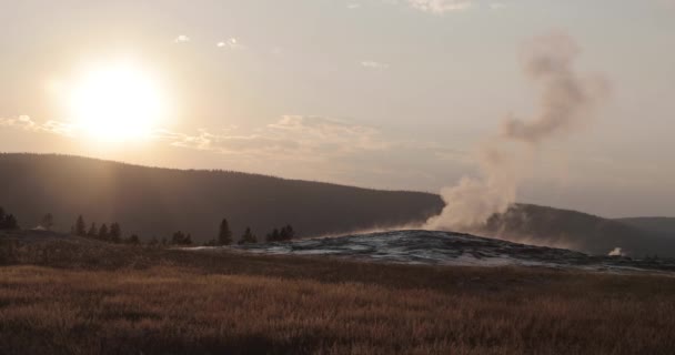 Majestueus Uitzicht Geiser Activiteit Yellowstone Vroege Ochtend — Stockvideo
