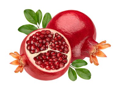 Beyaz arkaplanda yaprakları izole edilmiş nar meyvesi, tam derinlik