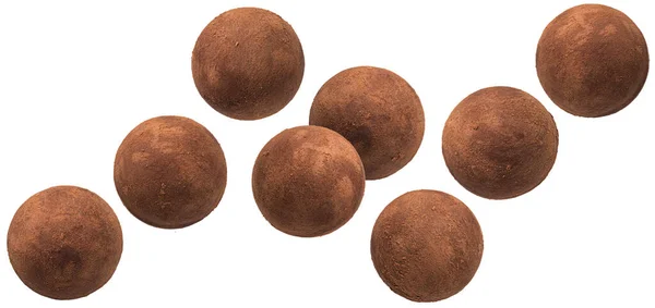 Trufas Dulces Que Caen Caramelos Chocolate Aislados Sobre Fondo Blanco —  Fotos de Stock