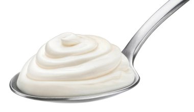 Kaşıkla çırpılmış mascarpone kremi beyaz arka planda izole edilmiş, kırpma yolu ile, tam derinlik
