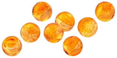 Kırmızı havyarın yakın plan görüntüsü beyaz arkaplanda izole edilmiş, makro koleksiyon