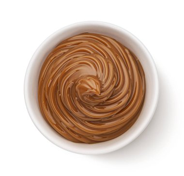 Kaynamış yoğunlaştırılmış süt, erimiş karamel kreması beyaz arka planda izole edilmiş, üst manzara