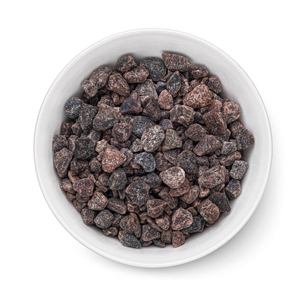 Чаша с черной гималайской солью на белом фоне, вид сверху